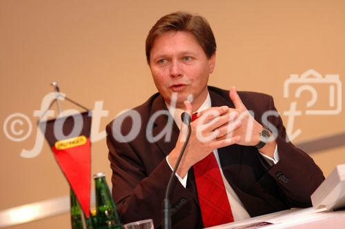 (c) Fotodienst / Daniel K. Gebhart - PALFINGER AG: Pressekonferenz - Jahresrückblick Geschäftsjahr 2005 - Foto:  DI Wolfgang Anzengruber (Vorstandsvorsitzender der Palfinger AG)