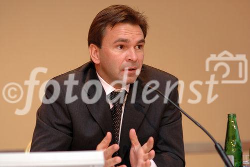 (c) Fotodienst / Daniel K. Gebhart - PALFINGER AG: Pressekonferenz - Jahresrückblick Geschäftsjahr 2005 - Foto: Mag. Eduar Schreiner (Finanzvorstand der Palfinger AG)