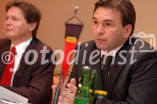 (c) Fotodienst / Daniel K. Gebhart - PALFINGER AG: Pressekonferenz - Jahresrückblick Geschäftsjahr 2005 - Foto: v.l.: DI Wolfgang Anzengruber (Vorstandsvorsitzender der Palfinger AG), Mag. Eduar Schreiner (Finanzvorstand der Palfinger AG)