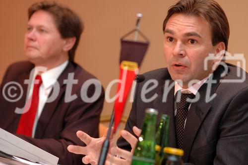 (c) Fotodienst / Daniel K. Gebhart - PALFINGER AG: Pressekonferenz - Jahresrückblick Geschäftsjahr 2005 - Foto: v.l.: DI Wolfgang Anzengruber (Vorstandsvorsitzender der Palfinger AG), Mag. Eduar Schreiner (Finanzvorstand der Palfinger AG)