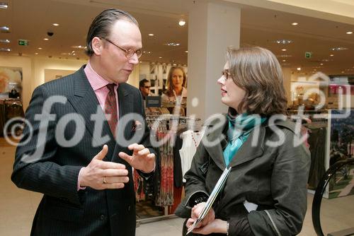 Pressegespräch und Presseführung in neuer Peek & Cloppenburg Filiale in City Arkaden Klagenfurt anlässlich bevorstehender Eröffnung
Bild: Marcus Kossendey (Managing Director P&C) im Gespräch mit Journalisten