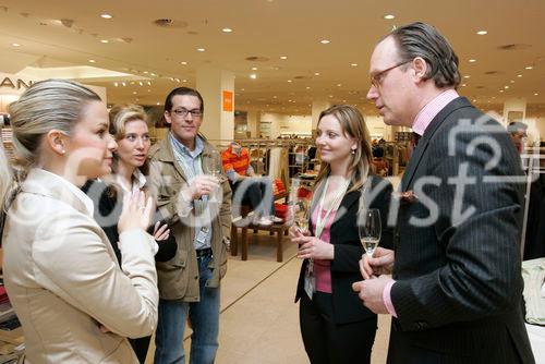 Pressegespräch und Presseführung in neuer Peek & Cloppenburg Filiale in City Arkaden Klagenfurt anlässlich bevorstehender Eröffnung
Bild: (rechts) Marcus Kossendey (Managing Director P&C) im Gespräch mit Mitarbeitern