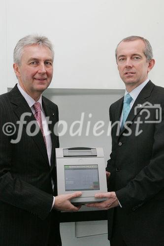 (C) fotodienst/Paul Hamm GmbH - Linz 16.03.2006 - KEBA - Personelle Änderungen im Vorstand und internationaler Grossauftrag - Pressegespräch KEBA AG. FOTO v.l.: Gerhard LUFTENSTEINER (Vorstandsvorsitzender KEBA AG), Franz HÖLLER (technischer Vorstand KEBA AG)