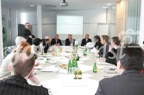 (C) fotodienst/Paul Hamm GmbH - Linz 16.03.2006 - KEBA - Personelle Änderungen im Vorstand und internationaler Grossauftrag - Pressegespräch KEBA AG. FOTO v.l.: Franz HÖLLER (technischer Vorstand KEBA AG), Karl KLETZMAIER (Aufsichtsrat KEBA AG), Gerhard LUFTENSTEINER (Vorstandsvorsitzender KEBA AG), Übersicht Pressekonferenz