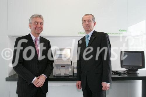 (C) fotodienst/Paul Hamm GmbH - Linz 16.03.2006 - KEBA - Personelle Änderungen im Vorstand und internationaler Grossauftrag - Pressegespräch KEBA AG. FOTO v.l.: Gerhard LUFTENSTEINER (Vorstandsvorsitzender KEBA AG), Franz HÖLLER (technischer Vorstand KEBA AG)