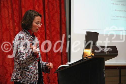 (C) fotodienst/ Marco Frauchiger - Bern 20.03.2006 – Präsentation der Resultate der vorgenommenen Studie und Roundtable-Gespräche im Berner Bellevue Palace. FOTO: 
Prof. Dr. Heide Brücher (Leiterin Kompetenzzentrum E-Government Berner Fachhochschule).