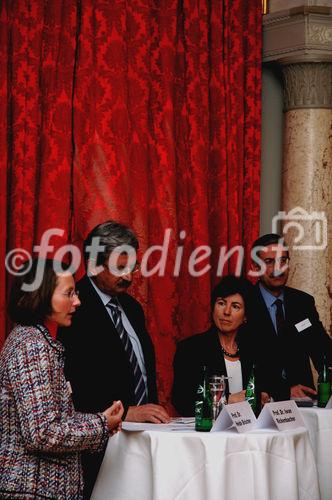(C) fotodienst/ Marco Frauchiger - Bern 20.03.2006 – Präsentation der Resultate der vorgenommenen Studie und Roundtable-Gespräche im Berner Bellevue Palace. FOTO: v.l Prof. Dr. Heide Brücher (Leiterin Kompetenzzentrum E-Government Berner Fachhochschule), Prof. Dr. Iwan Rickenbacher (Kommunikationsberater), Dr. Kathy Riklin (Nationalrätin, CVP/ZH), Beat Husi (Präsident der Schweizerischen Staatsschreiberkonferenz).