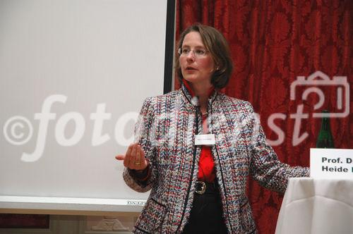 (C) fotodienst/ Marco Frauchiger - Bern 20.03.2006 – Präsentation der Resultate der vorgenommenen Studie und Roundtable-Gespräche im Berner Bellevue Palace. FOTO: 
Prof. Dr. Heide Brücher (Leiterin Kompetenzzentrum E-Government Berner Fachhochschule).