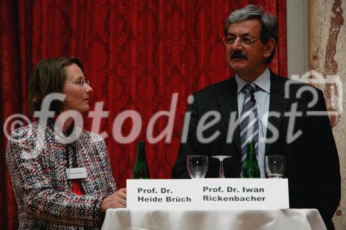 (C) fotodienst/ Marco Frauchiger - Bern 20.03.2006 – Präsentation der Resultate der vorgenommenen Studie und Roundtable-Gespräche im Berner Bellevue Palace. FOTO: v.l
Prof. Dr. Heide Brücher (Leiterin Kompetenzzentrum E-Government Berner Fachhochschule), Prof. Dr. Iwan Rickenbacher (Kommunikationsberater).