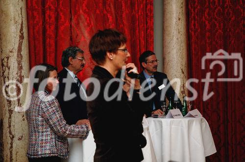 (C) fotodienst/ Marco Frauchiger - Bern 20.03.2006 – Präsentation der Resultate der vorgenommenen Studie und Roundtable-Gespräche im Berner Bellevue Palace. FOTO: v.l Prof. Dr. Heide Brücher (Leiterin Kompetenzzentrum E-Government Berner Fachhochschule), Prof. Dr. Iwan Rickenbacher (Kommunikationsberater), Ellinor von Kauffungen (Moderation), Beat Husi (Präsident der Schweizerischen Staatsschreiberkonferenz).