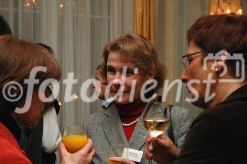 (C) fotodienst/ Marco Frauchiger - Bern 20.03.2006 – Präsentation der Resultate der vorgenommenen Studie und Roundtable-Gespräche im Berner Bellevue Palace. FOTO: Dr. Annemarie Huber-Hotz (Bundeskanzlerin), Christine Beerli  (Ständerätin kt. Bern), (Ellinor von Kauffungen (Moderation).