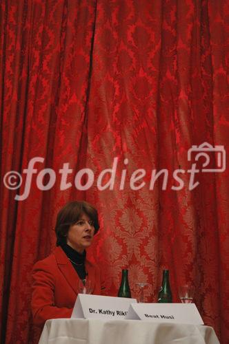 (C) fotodienst/ Marco Frauchiger - Bern 20.03.2006 – Präsentation der Resultate der vorgenommenen Studie und Roundtable-Gespräche im Berner Bellevue Palace. FOTO: Dr. Annemarie Huber-Hotz (Bundeskanzlerin).