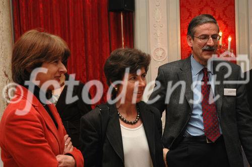 (C) fotodienst/ Marco Frauchiger - Bern 20.03.2006 – Präsentation der Resultate der vorgenommenen Studie und Roundtable-Gespräche im Berner Bellevue Palace. FOTO: v.l. Dr. Annemarie Huber-Hotz (Bundeskanzlerin), Dr. Kathy Riklin (Nationalrätin, CVP/ZH), Beat Husi (Präsident der Schweizerischen Staatsschreiberkonferenz).