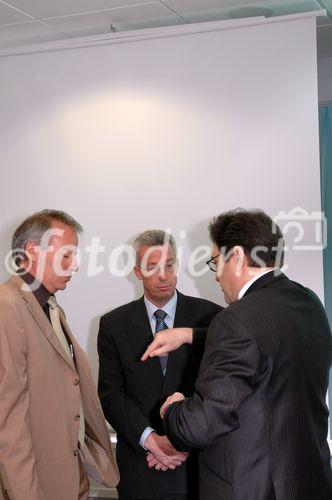 (C) fotodienst/ Marco Frauchiger - Biel 21.03.2006 – Bilanz-Medienkonferenz - Tornos Holding AG im Hotel Continental. Die Tornos-Gruppe bestätigt ihren Erfolg.  FOTO: v.l Raymond Stauffer (CEO / Delegierter des Verwaltungsrates), François Froté (Präsident des Verwaltungsrates), Philippe Maquelin (COO / CFO).