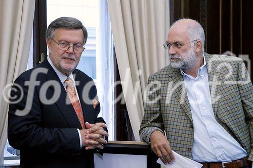 (C) fotodienst/Anna Rauchenberger - Wien 30.05.2006 - Die Österreichische Computer Gesellschaft lud zum Competence Circle zum Thema 'Outsourcing, pro und kontra, Segen oder Fluch'. FOTO: KommR. Hans-Jürgen Pollirer (GF Secur-Data Betriebsberatungs Ges.m.b.H., Spartenobmann Information und Consulting), Dr. Rupert Nagler (Information Design Institut, Moderation).