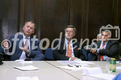 (C) fotodienst/Anna Rauchenberger - Wien 30.05.2006 - Die Österreichische Computer Gesellschaft lud zum Competence Circle zum Thema 'Outsourcing, pro und kontra, Segen oder Fluch'. FOTO v.l.: DI Max Schaffer (Exec VP ITO Austria, Leitung IT Operations Austria), KommR. Hans-Jürgen Pollirer (GF Secur-Data Betriebsberatungs Ges.m.b.H., Spartenobmann Information und Consulting), Georg Obermeier (GF T-Systems Austria Ges.m.b.H., Systems Integration & Network Services).