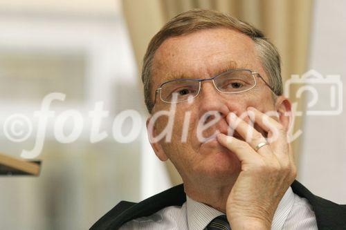 (C) fotodienst/Anna Rauchenberger - Wien 25.04.2006 - Vorträge und Diskussion zum Thema 'Ende der IT? - Trends und Entwicklungen'. FOTO: Prof. Dr. Johann Günther (GF der FH St. Pölten).