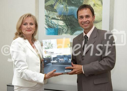 (C) fotodienst/Anna Rauchenberger - Wien 20.09.2006 - Prominente Politikerinnen nehmen Stellung zu den arbeitsmarkt- und frauenpolitischen Positionen des abz.austria.  FOTO: Manuela Vollmann (Geschäftsführerin abz.austria) und Thomas Lutz (Microsoft Österreich).