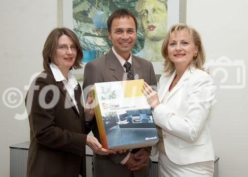 (C) fotodienst/Anna Rauchenberger - Wien 18.09.2006 - FOTO v.l.:  Helene Schrolmberger (Geschäftsführerin abz.austria), Thomas Lutz, Microsoft Österreich, Manuela Vollmann (Geschäftsführerin abz.austria).