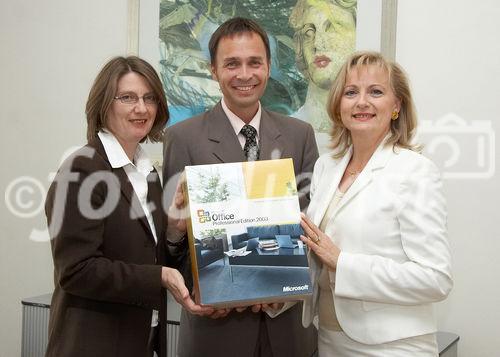 (C) fotodienst/Anna Rauchenberger - Wien 18.09.2006 - FOTO v.l.:  Helene Schrolmberger (Geschäftsführerin abz.austria), Thomas Lutz, Microsoft Österreich, Manuela Vollmann (Geschäftsführerin abz.austria).