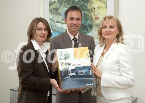 (C) fotodienst/Anna Rauchenberger - Wien 18.09.2006 - FOTO v.l.:  Helene Schrolmberger (Geschäftsführerin abz.austria), Thomas Lutz (Microsoft Österreich), Manuela Vollmann (Geschäftsführerin abz.austria).