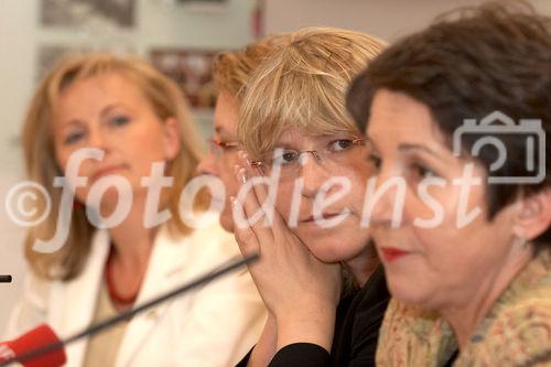 (C) fotodienst/Anna Rauchenberger - Wien 20.09.2006 - Prominente Politikerinnen nehmen Stellung zu den arbeitsmarkt- und fraeunpolitischen Positionen des abz.austria. FOTO v.l.: Manuela Vollmann (Geschäftsführerin abz.austria), Christine Marek (Abg. z. NR - ÖVP), Mag. Karin Gastinger (Justizministerin, BZÖ), Mag. Barbara Prammer (2. Präsidentin des NR und Bundesfrauenvorsitzende - SPÖ).