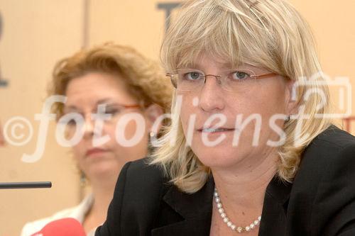 (C) fotodienst/Anna Rauchenberger - Wien 20.09.2006 - Prominente Politikerinnen nehmen Stellung zu den arbeitsmarkt- und frauenpolitischen Positionen des abz.austria. FOTO: Christine Marek (Abg. z. NR - ÖVP), Mag. Karin Gastinger (Justizministerin, BZÖ).