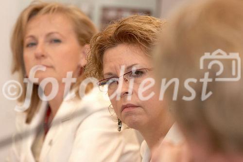 (C) fotodienst/Anna Rauchenberger - Wien 20.09.2006 - Prominente Politikerinnen nehmen Stellung zu den arbeitsmarkt- und fraeunpolitischen Positionen des abz.austria. FOTO v.l.: Manuela Vollmann (Geschäftsführerin abz.austria), Christine Marek (Abg. z. NR - ÖVP).