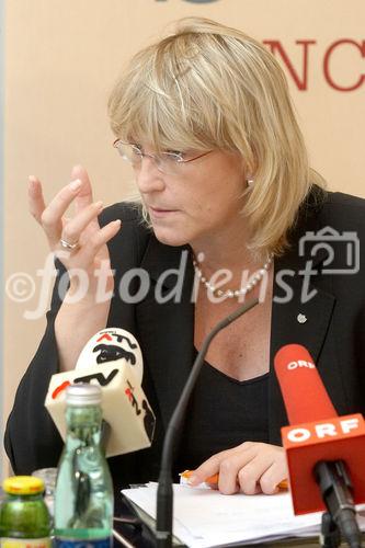 (C) fotodienst/Anna Rauchenberger - Wien 20.09.2006 - Prominente Politikerinnen nehmen Stellung zu den arbeitsmarkt- und frauenpolitischen Positionen des abz.austria. FOTO: Mag. Karin Gastinger (Justizministerin, BZÖ).