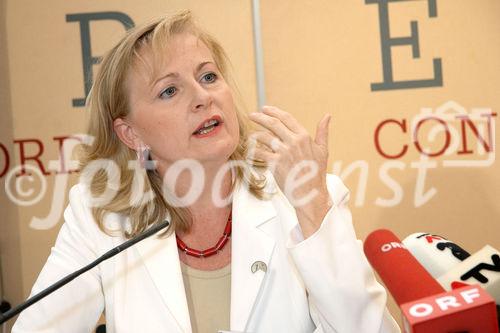 (C) fotodienst/Anna Rauchenberger - Wien 20.09.2006 - Prominente Politikerinnen nehmen Stellung zu den arbeitsmarkt- und frauenpolitischen Positionen des abz.austria.  FOTO: Manuela Vollmann (Geschäftsführerin abz.austria).