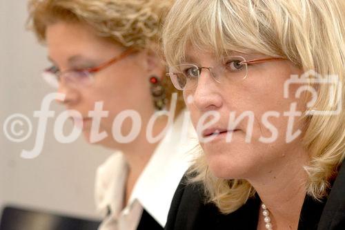 (C) fotodienst/Anna Rauchenberger - Wien 20.09.2006 - Prominente Politikerinnen nehmen Stellung zu den arbeitsmarkt- und frauenpolitischen Positionen des abz.austria. FOTO: Christine Marek (Abg. z. NR - ÖVP), Mag. Karin Gastinger (Justizministerin, BZÖ).