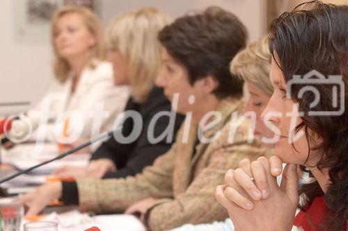 (C) fotodienst/Anna Rauchenberger - Wien 20.09.2006 - Prominente Politikerinnen nehmen Stellung zu den arbeitsmarkt- und frauenpolitischen Positionen des abz.austria. FOTO v.l.: Manuela Vollmann (Geschäftsführerin abz.austria), Mag. Karin Gastinger (Justizministerin, BZÖ), Mag. Barbara Prammer (2. Präsidentin des NR und Bundesfrauenvorsitzende - SPÖ), Monika Mühlwerth (Vorsitzende der 'Initiative Freiheitlicher Frauen' - FPÖ), Dr. Eva Glawischnig (Abg. z. NR, stv. Bundessprecherin - Die Grünen).