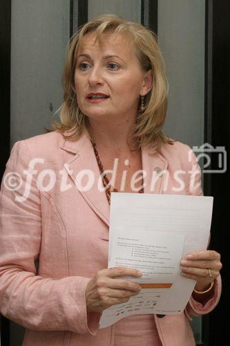 (C) fotodienst/Anna Rauchenberger - Wien 19.06.2006 - Karenzwege zur Karriere - Karrierewege zur Karenz. Unter diesem Motto stand das heutige DiscurscafŽ vom abz austria. FOTO: Manuela Vollmann (GF abz austria).