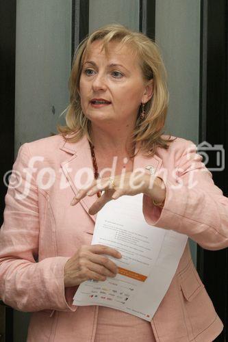 (C) fotodienst/Anna Rauchenberger - Wien 19.06.2006 - Karenzwege zur Karriere - Karrierewege zur Karenz. Unter diesem Motto stand das heutige DiscurscafŽ vom abz austria. FOTO: Manuela Vollmann (GF abz austria).