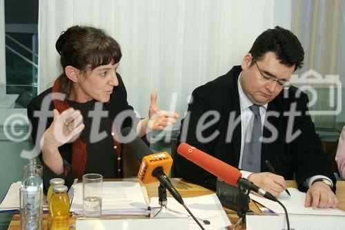 (C) fotodienst/Anna Rauchenberger - Wien 20.03.2006 - Strukturelle Väter-Karenz und Mütter-Karrieren im europäischen Vergleich: Was lockt die neuen Väter an den Herd? FOTO v.l.: Elli Scambor, (Männerberatungsstelle Graz), Mag. Arthur Forstner (Prokurist der waff PM GesmbH).