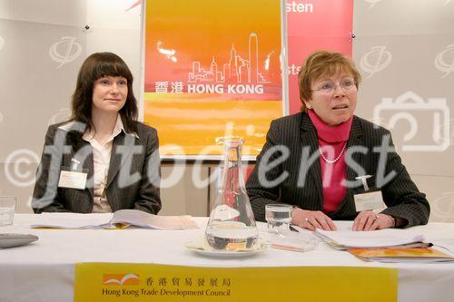 (C) fotodienst/Anna Rauchenberger - Wien 22.03.2006 - Hong Kong bietet als Wirtschaftsstandort freien Kapital- und Warenverkehr. FOTO v.l.: Daniela Konrad (Executive Assistant, Hong Kong Trade Development Council) und Lore Buscher (Regional Director, Central & Eastern Europe, Hong Kong Trade Development Council).