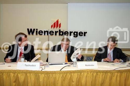 (C) fotodienst/Anna Rauchenberger - Wien 27.03.2007 - Nach einem schwachen Jahresbeginn konnte der weltweit größte Ziegelproduzent Wienerberger alle Ertragszahlen 2006 um mindestens 10% steigern. FOTO v.l.: Hans Tschuden (Finanzvorstand der Wienerberger AG), Wolfgang Reithofer (Vorstandsvorsitzender der Wienerberger AG) und Johann Windisch (COO der Wienerberger AG).