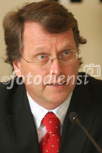 (C) fotodienst/Anna Rauchenberger - Wien 27.03.2007 - Nach einem schwachen Jahresbeginn konnte der weltweit größte Ziegelproduzent Wienerberger alle Ertragszahlen 2006 um mindestens 10% steigern. FOTO v.l.:  Hans Tschuden (Finanzvorstand der Wienerberger AG).