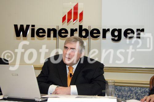 (C) fotodienst/Anna Rauchenberger - Wien 27.03.2007 - Nach einem schwachen Jahresbeginn konnte der weltweit größte Ziegelproduzent Wienerberger alle Ertragszahlen 2006 um mindestens 10% steigern. FOTO v.l.: Wolfgang Reithofer (Vorstandsvorsitzender der Wienerberger AG).