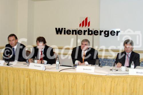(C) fotodienst/Anna Rauchenberger - Wien 27.03.2007 - Nach einem schwachen Jahresbeginn konnte der weltweit größte Ziegelproduzent Wienerberger alle Ertragszahlen 2006 um mindestens 10% steigern. FOTO v.l.: Heimo Scheuch (COO der Wienerberger AG), Hans Tschuden (Finanzvorstand der Wienerberger AG), Wolfgang Reithofer (Vorstandsvorsitzender der Wienerberger AG) und Johann Windisch (COO der Wienerberger AG).