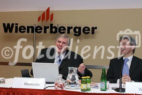 (C) fotodienst/Anna Rauchenberger - Wien 28.03.2006 - Trotz schwieriger Rahmenbedingungen konnte der weltweit größte Ziegelproduzent Wienerberger die Ergebnisse 2005 weiter steigern. FOTO v.l.: Wolfgang Reithofer (Vorstandsvorsitzender der Wienerberger AG) und Johann Windisch (COO der Wienerberger AG).