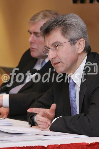 (C) fotodienst/Anna Rauchenberger - Wien 28.03.2006 - Trotz schwieriger Rahmenbedingungen konnte der weltweit größte Ziegelproduzent Wienerberger die Ergebnisse 2005 weiter steigern. FOTO v.l.: Wolfgang Reithofer (Vorstandsvorsitzender der Wienerberger AG) und Johann Windisch (COO der Wienerberger AG).