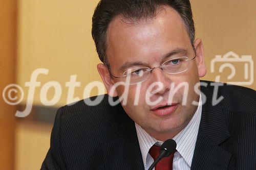 (C) fotodienst/Anna Rauchenberger - Wien 28.03.2006 - Trotz schwieriger Rahmenbedingungen konnte der weltweit größte Ziegelproduzent Wienerberger die Ergebnisse 2005 weiter steigern. FOTO: Heimo Scheuch (COO der Wienerberger AG).