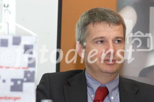 (C) fotodienst/Gudrun Krieger - Wien 15.03.2007  - Rückblick auf das Geschäftsjahr 2006 - Ausblick und Strategien für 2007, Bilanz-Pressekonferenz aus Unternehmen/Finanzen und Auto/Verkehr . FOTO: Klaus Hrazdira, CEO der Quehenberger Logistik AG & Co KG 