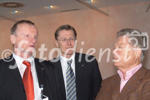 'Spatenstich 07-04-2006 - Quehenberger baut neues Logistikzentrum in Enns': Direktor Günther Baumgartner, Pressesprecher Hermann Költringer, Firmengründer Rudi Quehenberger - Foto: www.iManufaktur.at