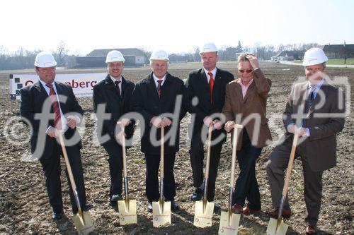 'Spatenstich 07-04-2006 - Quehenberger baut neues Logistikzentrum in Enns': Herr Ing Ferdinand Hager (SET),
Herr Bürgermeister Stefan Karlinger,
Herr Landeshauptmann-Stv Franz Hiesl,
Direktor Günther Baumgartner (Vorstandsvorsitzender der Quehenberger Logistik AG & Co KG),
Rudi Quehenberger,
Klaus Hrazdira (Vorstandsvorsitzender der Quehenberger Logistik AG & Co KG) - Foto: www.iManufaktur.at