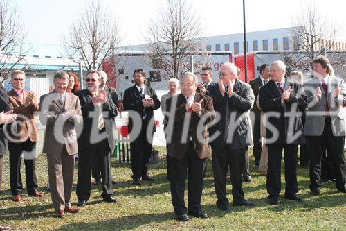 'Spatenstich 07-04-2006 - Quehenberger baut neues Logistikzentrum in Enns':  - Foto: www.iManufaktur.at