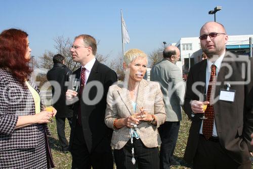 'Spatenstich 07-04-2006 - Quehenberger baut neues Logistikzentrum in Enns': Hildegard Pogatsch (links), Ingrid Auer (Mitte) - Foto: www.iManufaktur.at