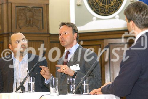 uptime Systemlösungen veranstaltet Health Care Info-Event im Technischen Museum Wien. Foto v.l.: Dr. Dietmar Bayer (Präsident der ÄK Stmk.), Mag. Nikolaus Kimla (CEO uptime Systemlösungen),  Gregor Schönstein (Head of Consulting, Accedo)                                                              