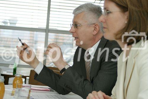 (C) fotodienst/Anna Rauchenberger - Wien 03.04.2006 - Eine schöne Bilanz zum ersten Geburtstag der FFG. FOTO: Dr. Klaus Pseiner und Dr. Henrietta Egerth (beide Geschäftsführer der FFG).